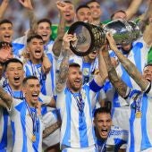El argentino Lionel Messi alza el trofeo tras ganar la final de la CONMEBOL Copa América 2024