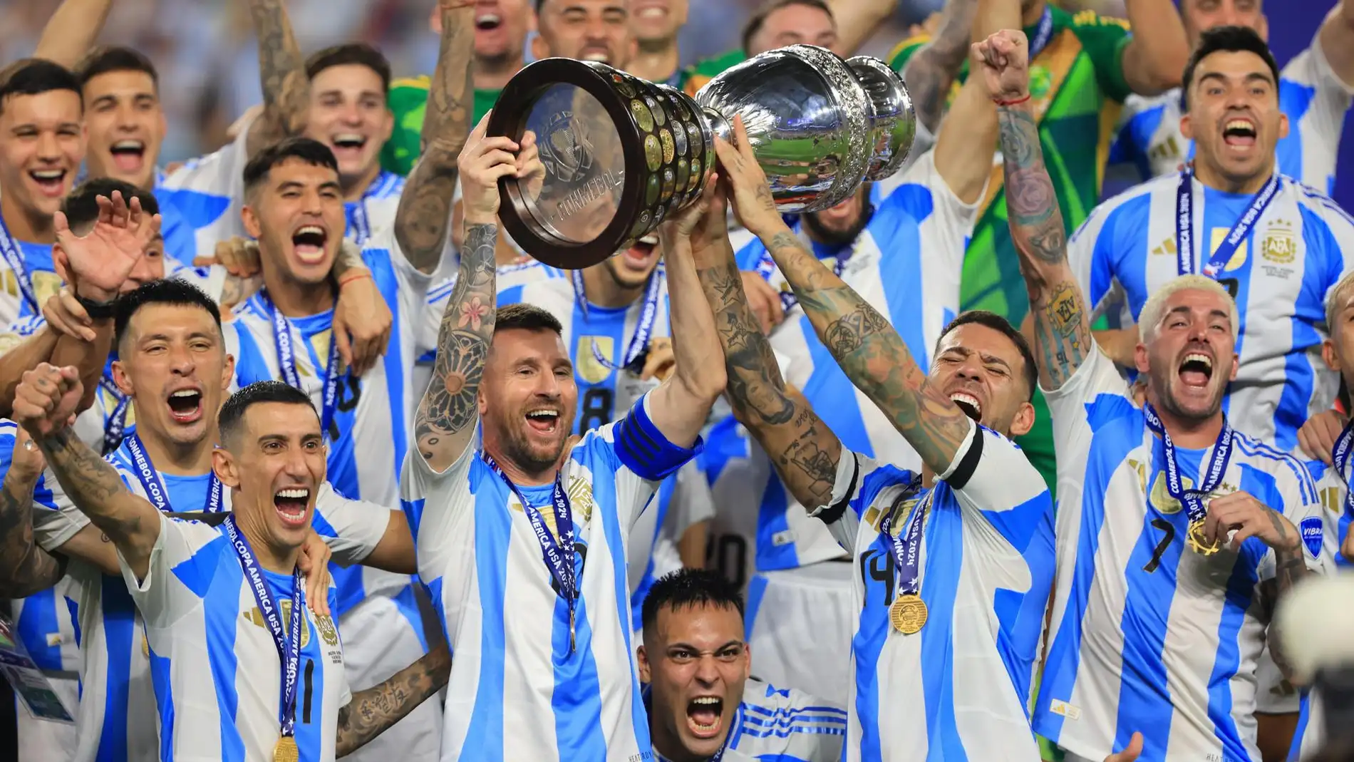El argentino Lionel Messi alza el trofeo tras ganar la final de la CONMEBOL Copa América 2024
