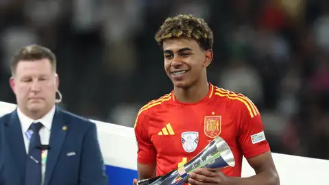 "Lamine Yamal, cada día te quiero más", cántico de moda español antes de la final l Lamine Yamal tras el encuentro correspondiente a la final de la Eurocopa que disputaron Inglaterra en el Estadio Olímpico de Berlín.