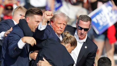 El ex presidente estadounidense Donald Trump es sacado del escenario por el Servicio Secreto tras el intento de asesinato durante un mitin de campa&ntilde;a en Pensilvania (Estados Unidos). 