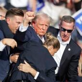 El ex presidente estadounidense Donald Trump es sacado del escenario por el Servicio Secreto tras el intento de asesinato durante un mitin de campaña en Pensilvania (Estados Unidos). 