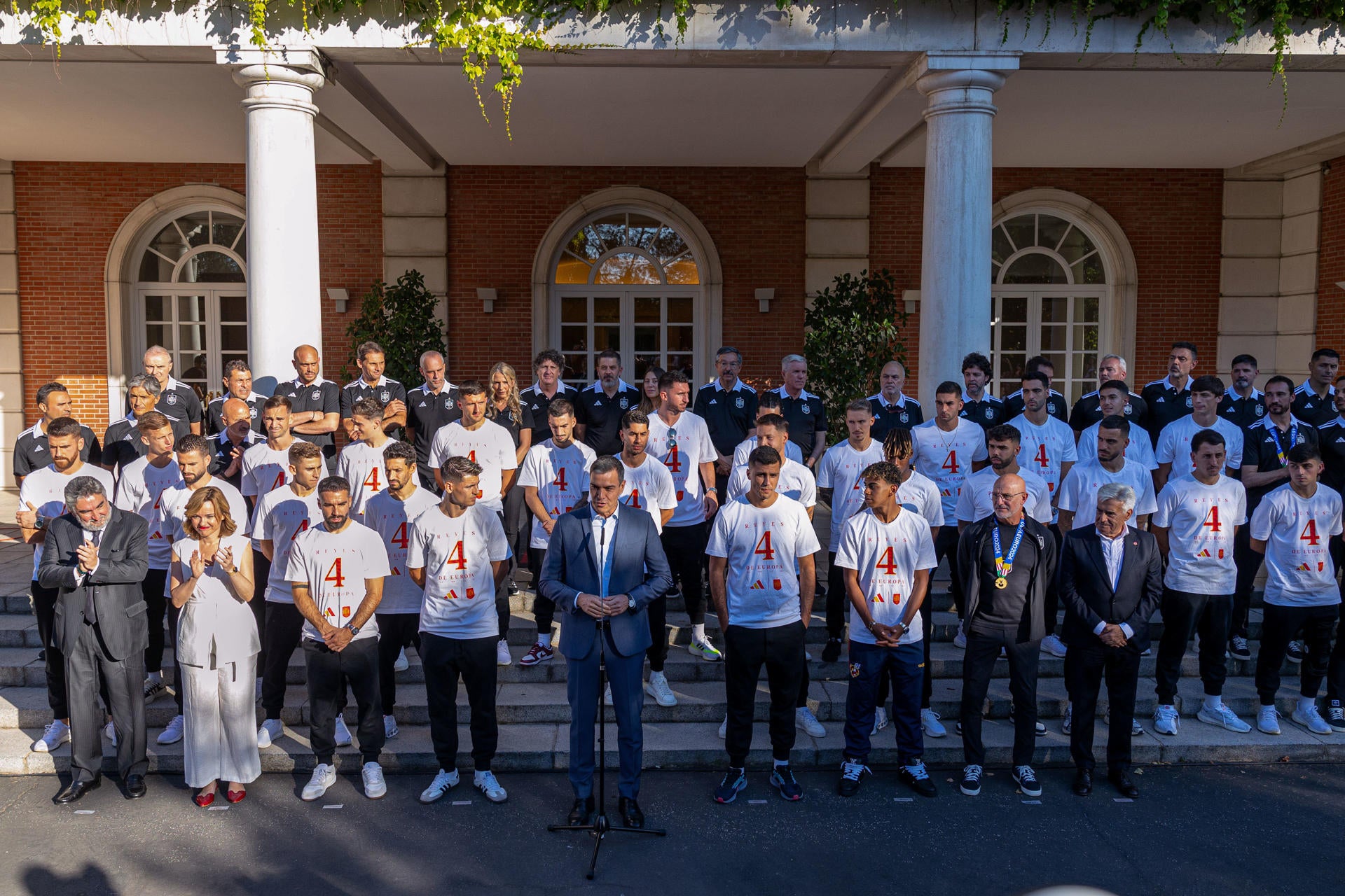 El frío saludo de Dani Carvajal a Pedro Sánchez en la recepción por la Eurocopa El frío saludo de Dani Carvajal a Pedro Sánchez en la recepción por la Eurocopa