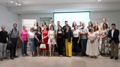 Foto de familia de una de las mesas de trabajo celebradas en Almorad&iacute; con empresarios, representantes p&uacute;blicos y t&eacute;cnicos