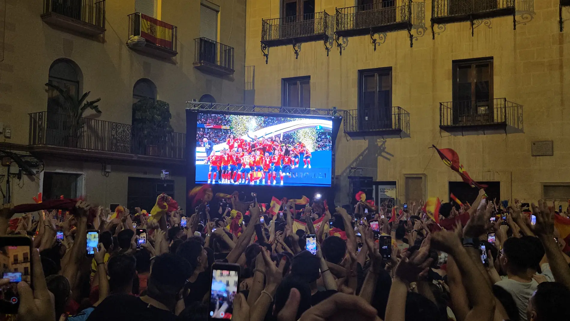 7.000 personas vibran con la selección española en la Plaza de Baix