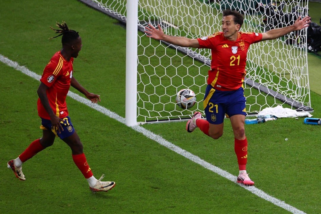 Mikel Oyarzabal (D) de España celebra con su compañero de equipo Nico Williams después de marcar el gol del 2-1 durante el partido final de la UEFA EURO 2024 entre España e Inglaterra, en Berlín, Alemania, el 14 de julio de 2024. Mikel Oyarzabal (D) de España celebra con su compañero de equipo Nico Williams después de marcar el gol del 2-1 durante el partido final de la UEFA EURO 2024 entre España e Inglaterra, en Berlín, Alemania, el 14 de julio de 2024.