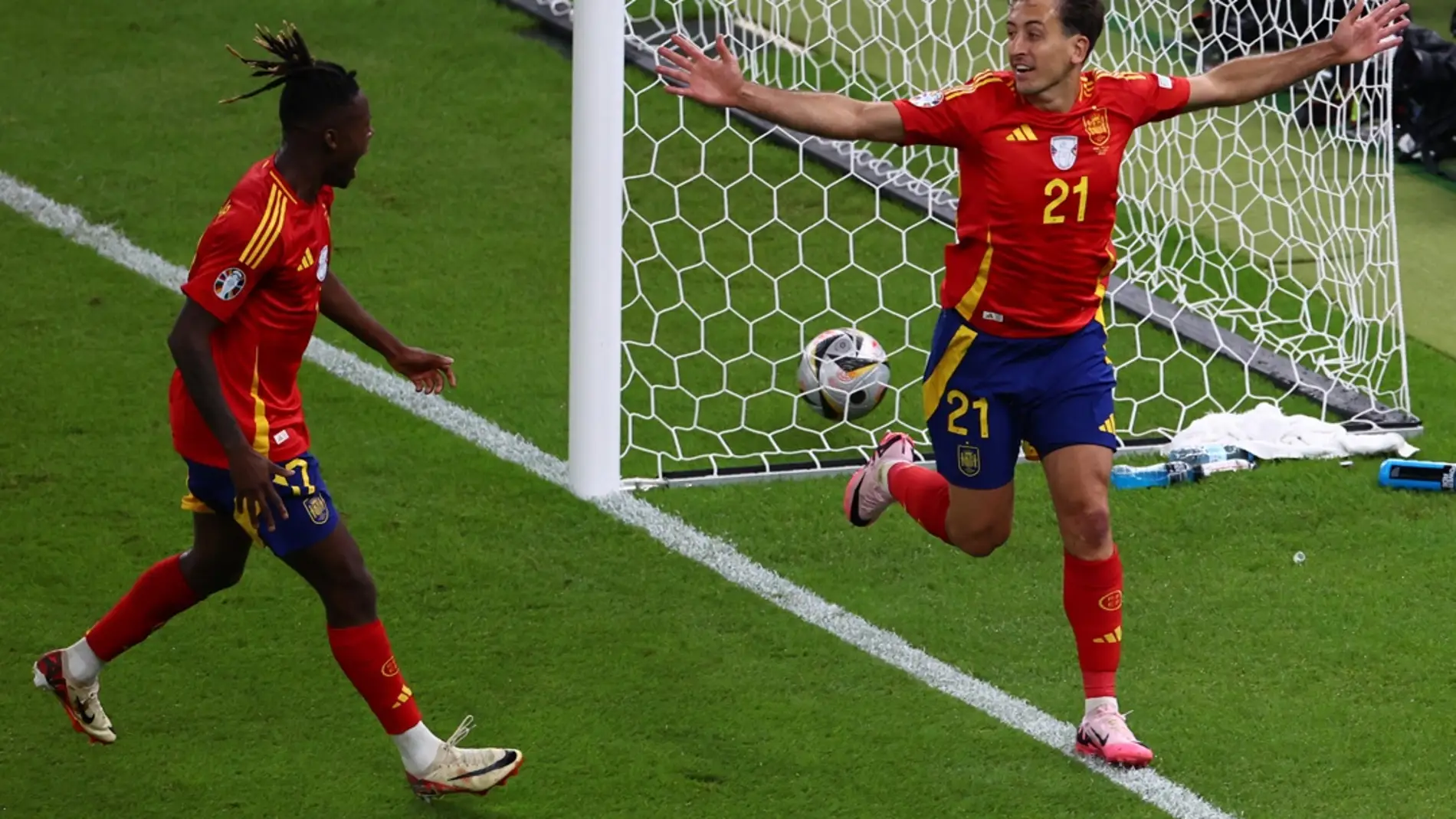 Mikel Oyarzabal (D) de España celebra con su compañero de equipo Nico Williams después de marcar el gol del 2-1 durante el partido final de la UEFA EURO 2024 entre España e Inglaterra, en Berlín, Alemania, el 14 de julio de 2024.