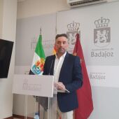 El concejal de Vox en Badajoz Carlos Pérez anuncia su baja del partido y continuará como no adscrito