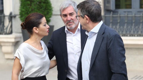 La ministra de Juventud e Infancia, Sira Rego, conversa con el presidente de Canarias, Fernando Clavijo (c), y con el portavoz del PSOE, Patxi López (d)