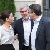 La ministra de Juventud e Infancia, Sira Rego, conversa con el presidente de Canarias, Fernando Clavijo (c), y con el portavoz del PSOE, Patxi López (d)