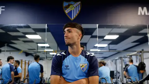 El Málaga comienza la pretemporada con nueva camiseta de entreno David Larrubia en la vuelta al trabajo para el Málaga