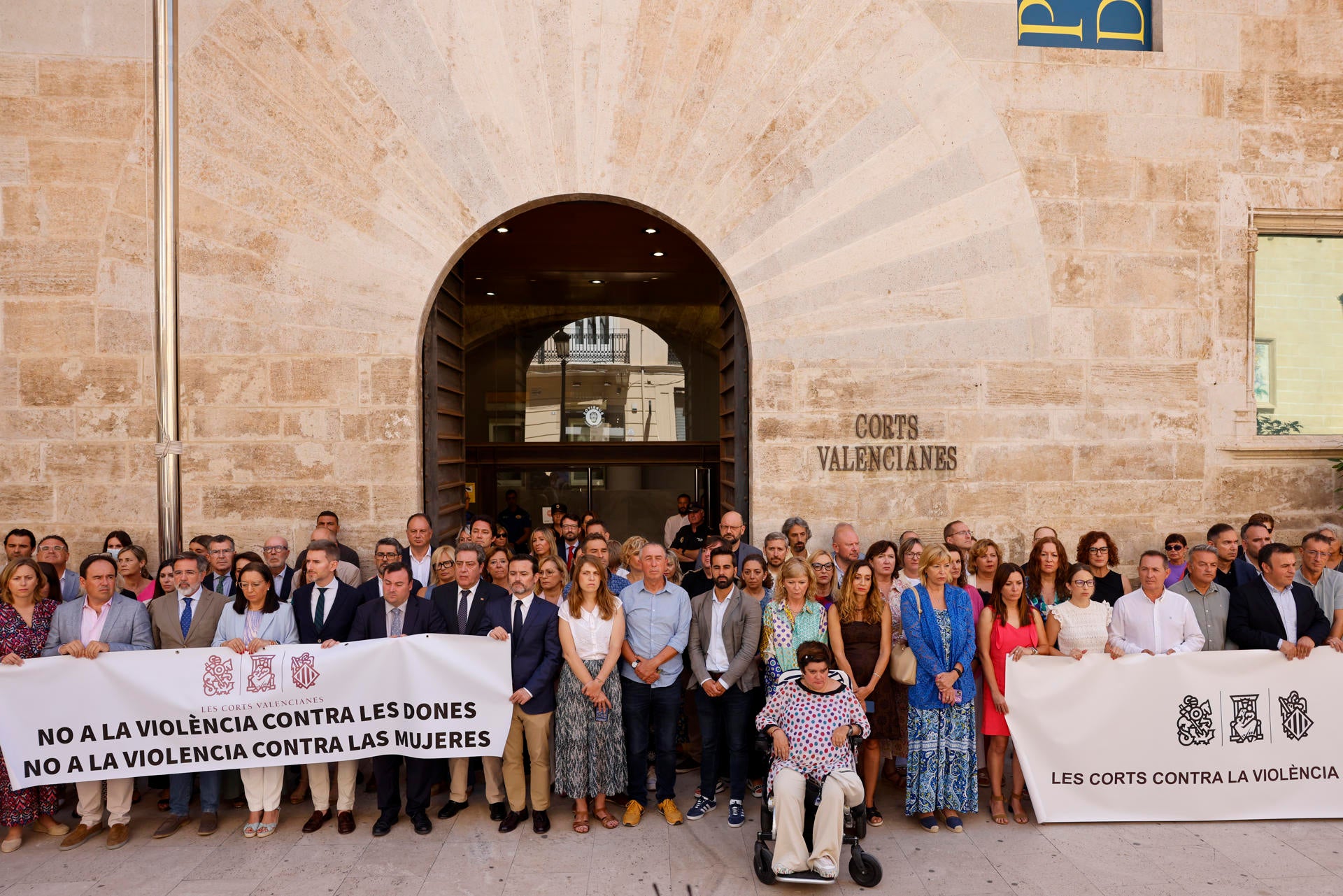 Les Corts se concentran con dos pancartas para condenar el asesinato machista de Buñol Les Corts se concentran con dos pancartas para condenar el asesinato machista de Buñol