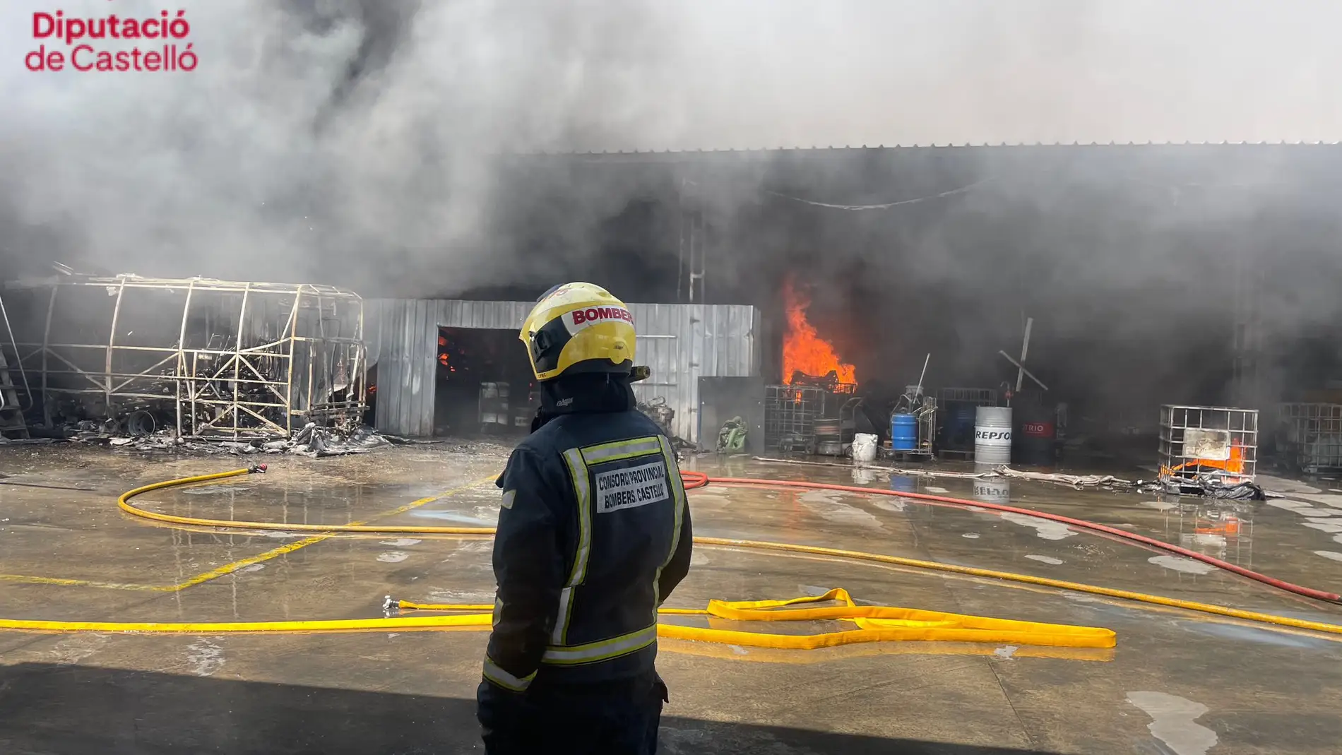 Declarado un incendio en una empresa de autobuses de La Vall d'Uixó
