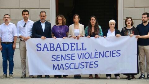 La consellera T&agrave;nia Verge participa al minut de silenci convocat a Sabadell.