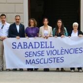 La consellera Tània Verge participa al minut de silenci convocat a Sabadell.