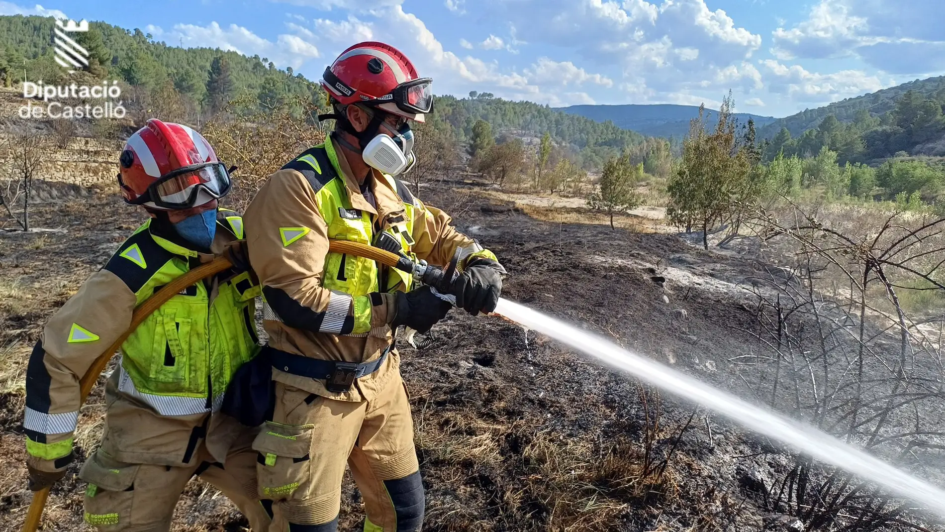 Trabajan en la extinción de un incendio en Morella que ha obligado a cortar una carretera