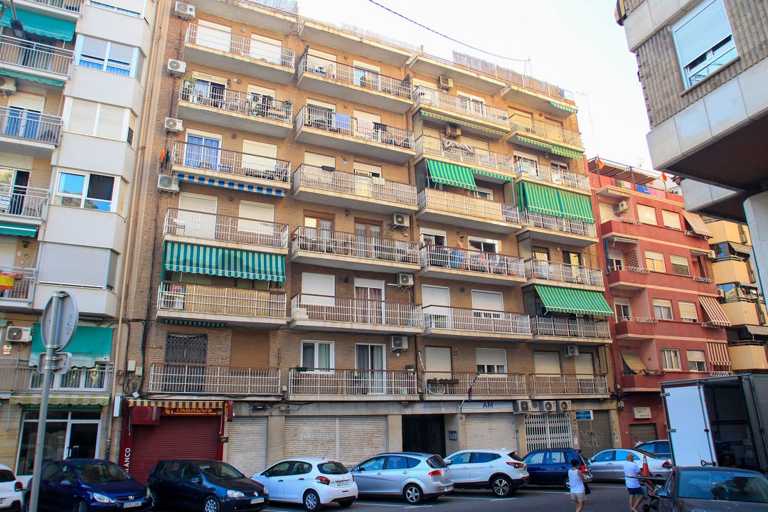 Un hombre mata a tiros a su mujer con una escopeta y después se quita la vida en Alicante Un hombre mata a tiros a su mujer con una escopeta y después se quita la vida en Alicante