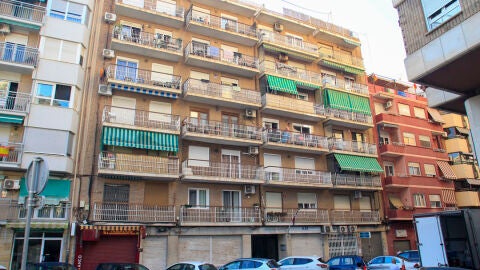 Vista general del edificio donde un hombre, de 33 a&ntilde;os, ha matado con una escopeta a su mujer, de 36, y posteriormente se ha quitado la vida en una vivienda situada frente a la playa del Postiguet de Alicante/ EFE/Morell