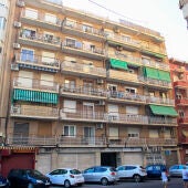 Vista general del edificio donde un hombre, de 33 años, ha matado con una escopeta a su mujer, de 36, y posteriormente se ha quitado la vida en una vivienda situada frente a la playa del Postiguet de Alicante/ EFE/Morell