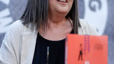 La periodista y escritora asturiana Nuria Varela ha declarado este miércoles que “el machismo es la primera 'fake news' (noticia falsa) de la historia” porque “hizo creer a los hombres que son superiores a las mujeres”, al presentar su libro “El síndrome Borgen” en la Semana Negra de Gijón. EFE/Juan González La periodista y escritora asturiana Nuria Varela ha declarado este miércoles que “el machismo es la primera 'fake news' (noticia falsa) de la historia” porque “hizo creer a los hombres que son superiores a las mujeres”, al presentar su libro “El síndrome Borgen” en la Semana Negra de Gijón. EFE/Juan González