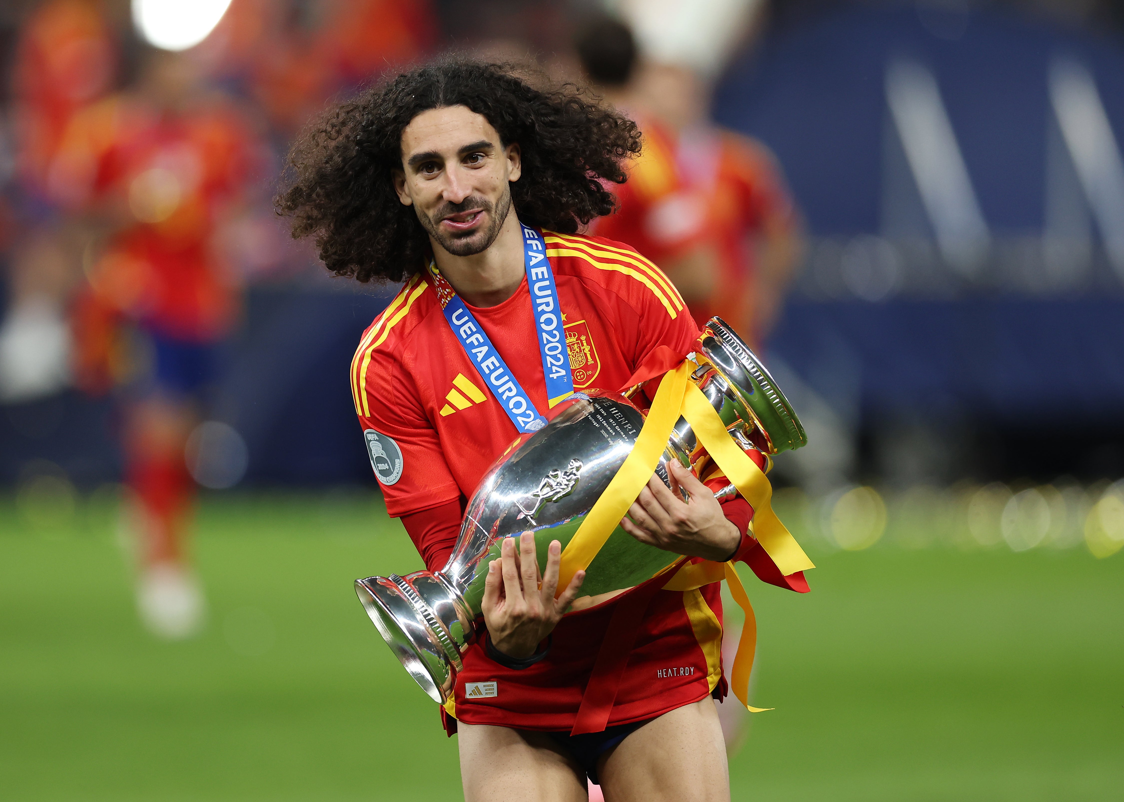 Cucurella cumple su promesa tras ganar la Eurocopa y se tiñe el pelo de rojo: "La que hemos liado" Cucurella cumple su promesa tras ganar la Eurocopa y se tiñe el pelo de rojo: "La que hemos liado"