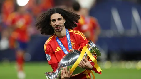 Cucurella con la Copa de Europa Cucurella con la Copa de Europa
