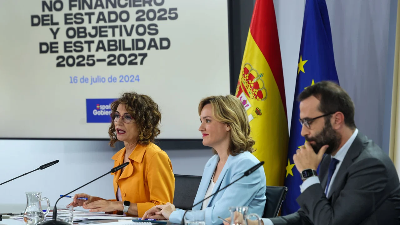 Los ministros de Economía, Carlos Cuerpo; la portavoz del Gobierno, Pilar Alegría (c) y la vicepresidenta primera y ministra de Hacienda, María Jesús Montero (i) durante la rueda de prensa posterior a la reunión del Consejo de Ministros, este martes en el Palacio de La Moncloa.