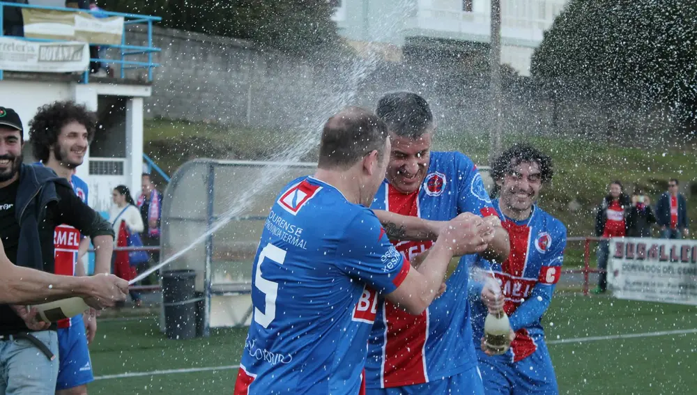 Os xogadores do Ourense celebran o primeiro ascenso do club na súa historia