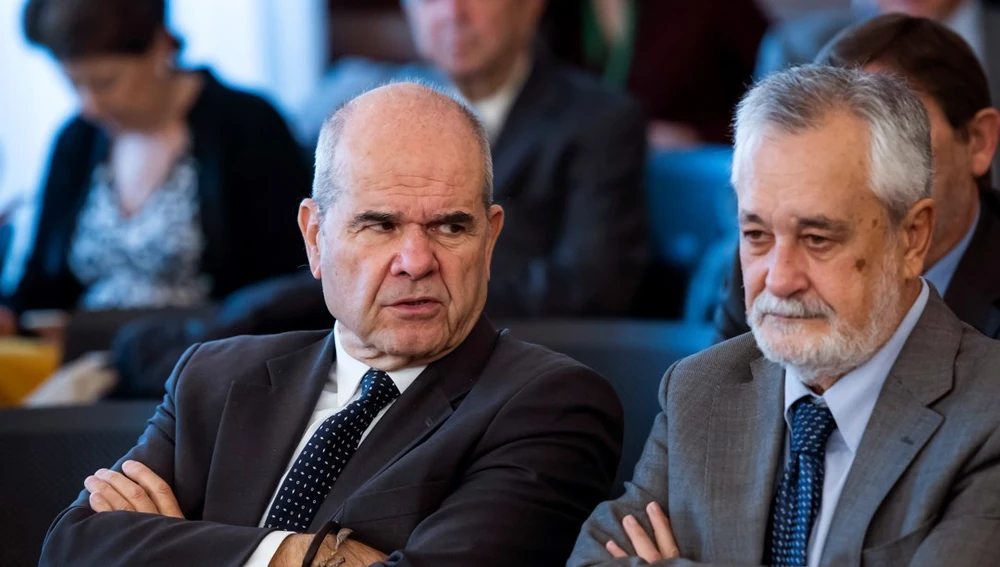 Imagen de archivo de los expresidentes socialistas Manuel Chaves (i) y José Antonio Griñán (d), en 2018 durante el juicio de la pieza política del caso ERE Imagen de archivo de los expresidentes socialistas Manuel Chaves (i) y José Antonio Griñán (d), en 2018 durante el juicio de la pieza política del caso ERE