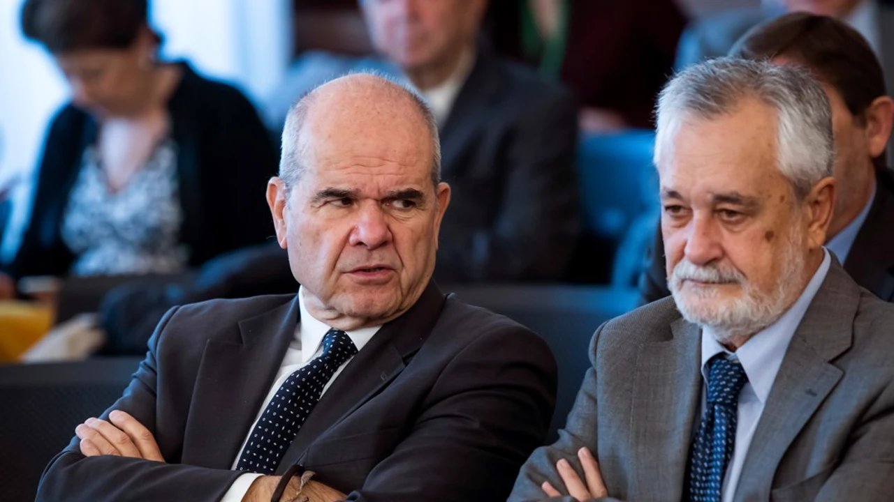 Imagen de archivo de los expresidentes socialistas Manuel Chaves (i) y José Antonio Griñán (d), en 2018 durante el juicio de la pieza política del caso ERE.