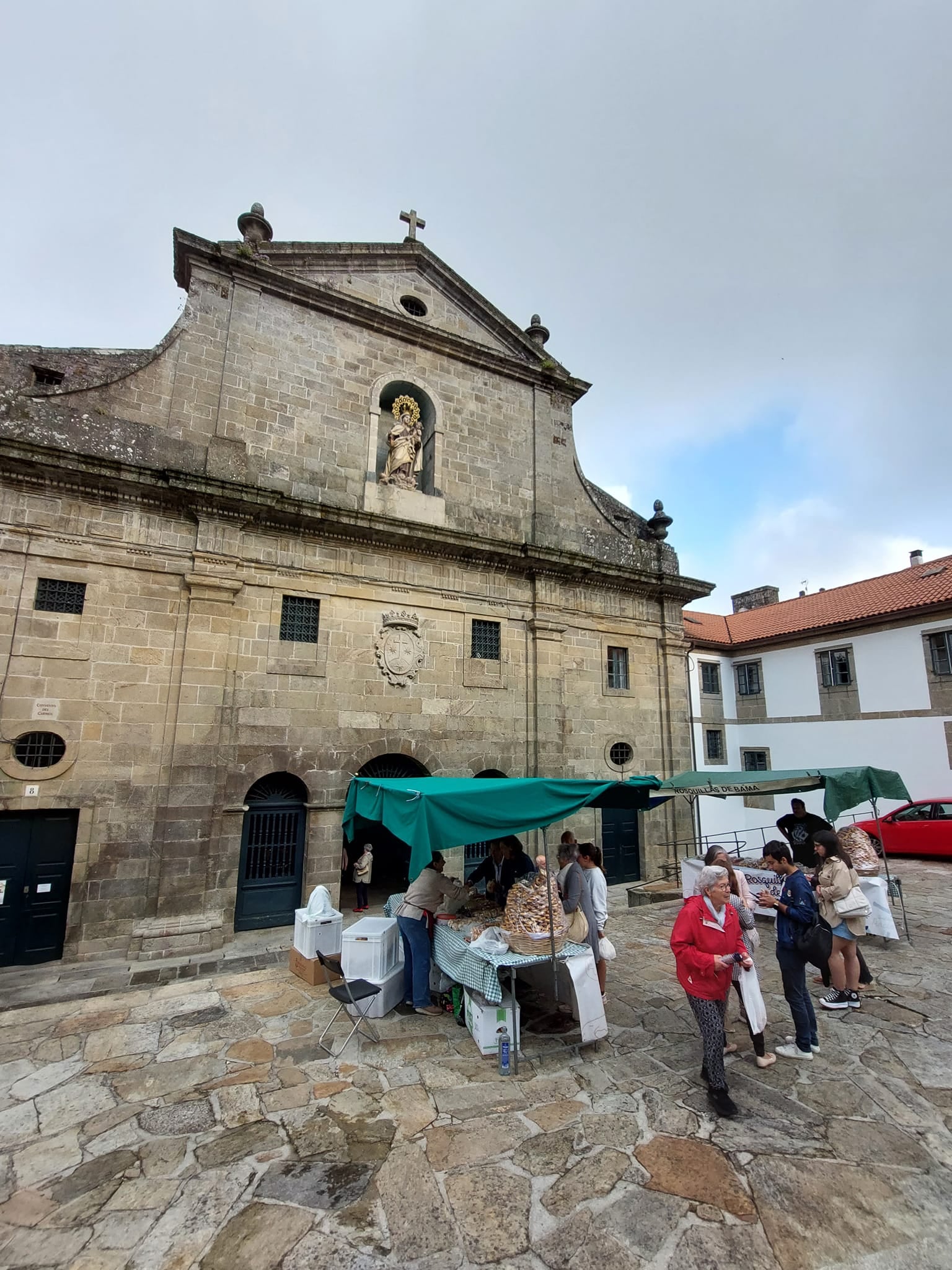 Los compostelanos celebran el Día del Carmen cumpliendo con la tradición en el convento del Carmen Los compostelanos celebran el Día del Carmen cumpliendo con la tradición en el convento del Carmen