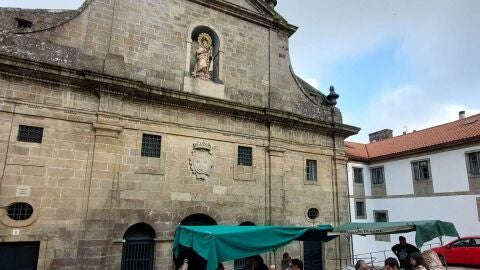 Los compostelanos celebran el Día del Carmen cumpliendo con la tradición en el convento del Carmen