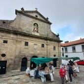 Los compostelanos celebran el Día del Carmen cumpliendo con la tradición en el convento del Carmen