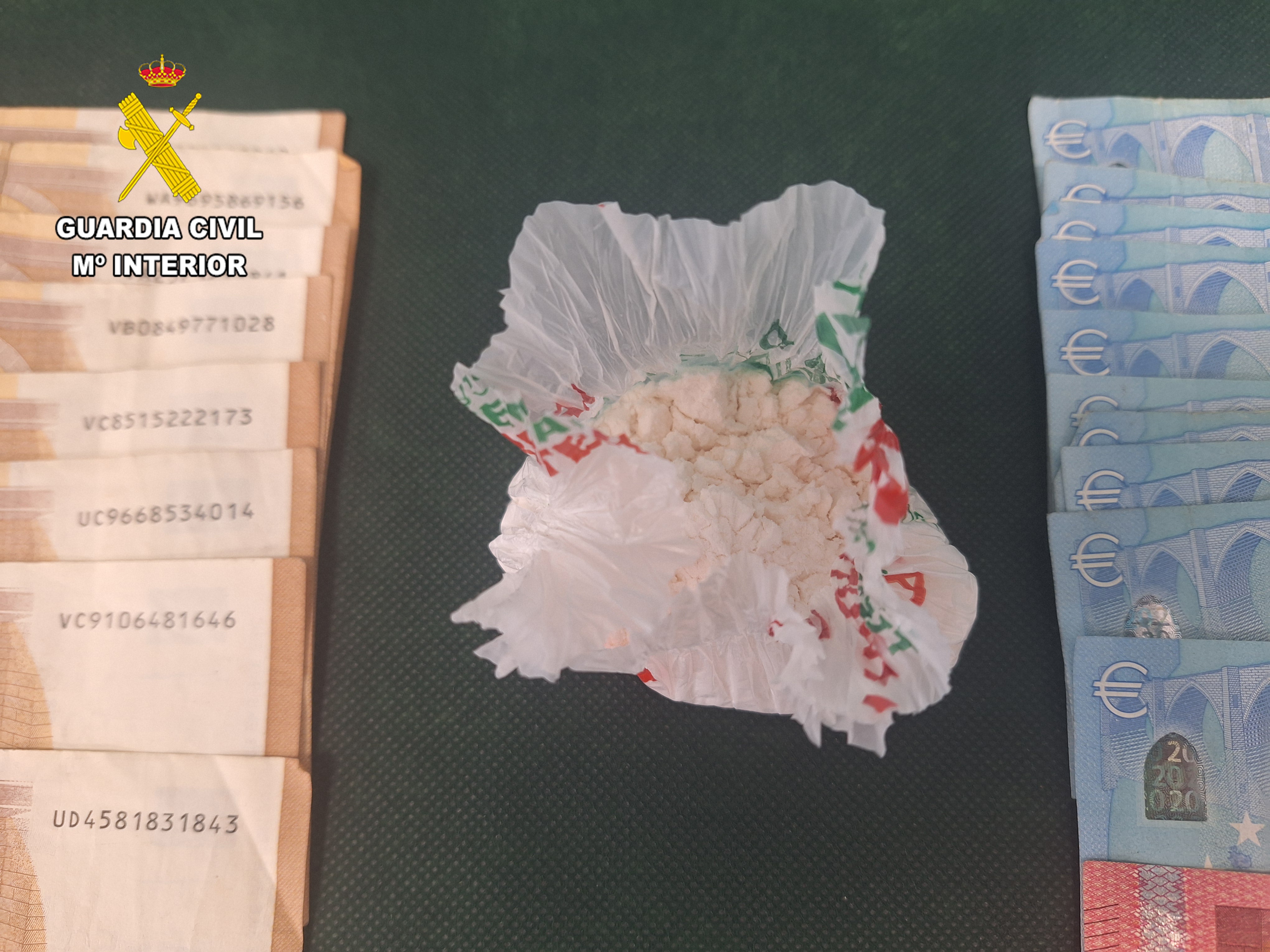 La Guardia Civil de Asturias intercepta a una persona con 32 gr. de cocaína escondida en el interior de una funda de ordenador La Guardia Civil de Asturias intercepta a una persona con 32 gr. de cocaína escondida en el interior de una funda de ordenador