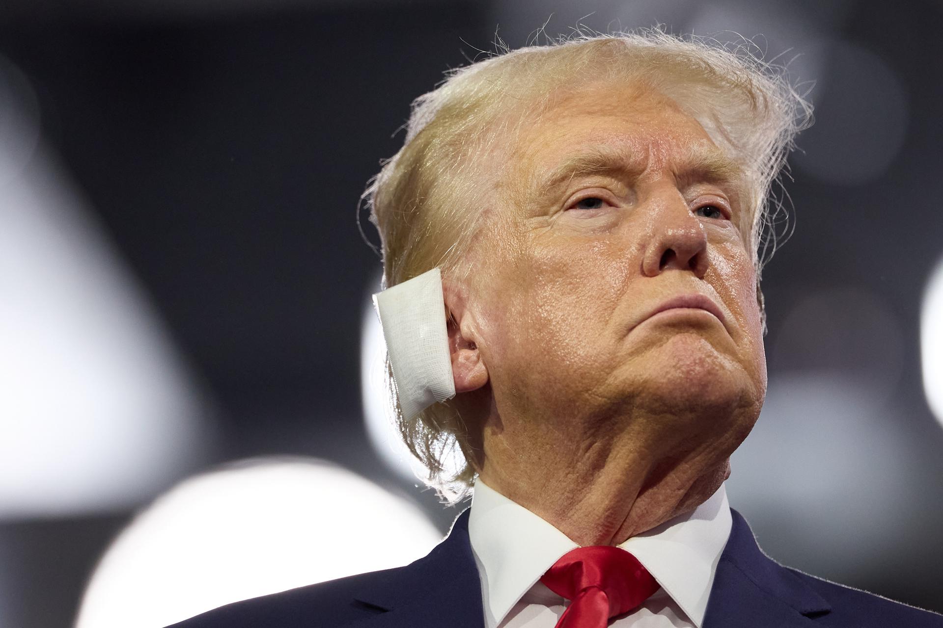 Trump reaparece en la convención republicana con la oreja vendada tras el intento de asesinato Trump reaparece en la convención republicana con la oreja vendada tras el intento de asesinato