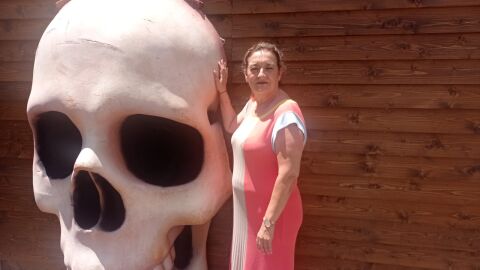 La Armengola 2024, Loli S&aacute;nchez, fotografiada en la entrada del Cuartel Festero de su comparsa, Piratas Bucaneros