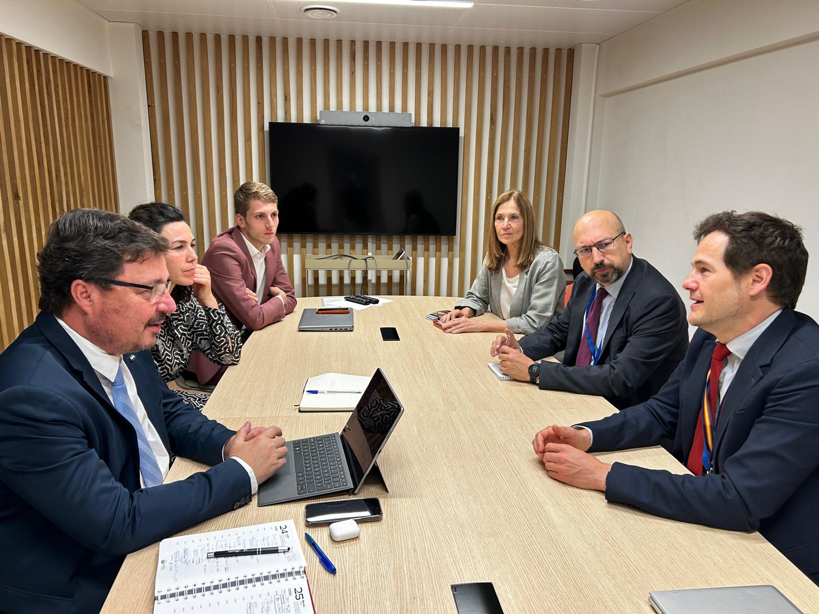 El Consejero Santamaría se reúne en Bruselas con representantes europeos para fortalecer las relaciones entre Extremadura y la UE El Consejero Santamaría se reúne en Bruselas con representantes europeos para fortalecer las relaciones entre Extremadura y la UE