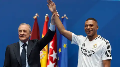 El presidente del Real Madrid, Florentino Pérez (i) durante la presentación del francés Kylian Mbappé (d).