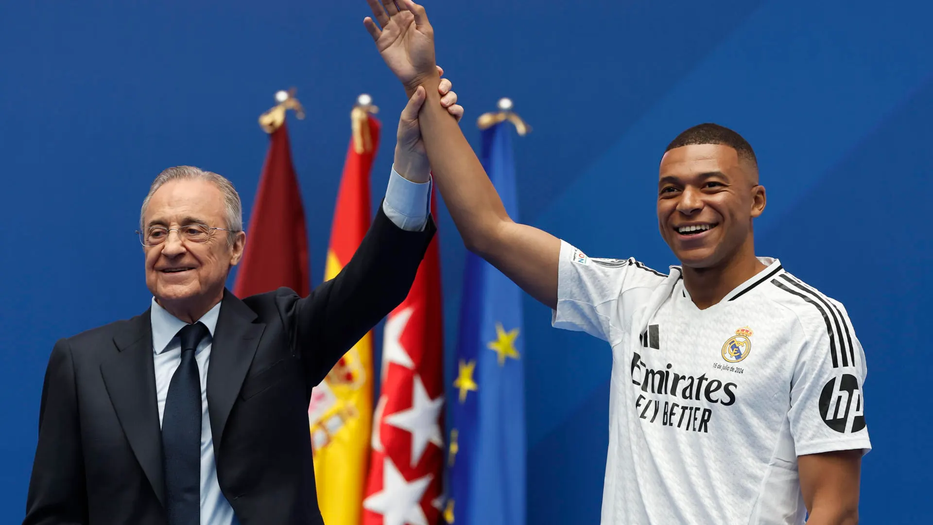 El presidente del Real Madrid, Florentino Pérez (i) durante la presentación del francés Kylian Mbappé (d). El presidente del Real Madrid, Florentino Pérez (i) durante la presentación del francés Kylian Mbappé (d).