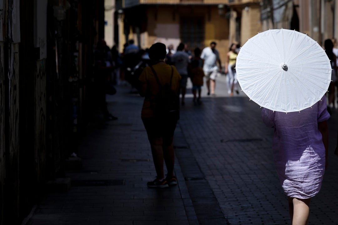 La AEMET avisa de la llegada de la primera ola de calor: estas son las zonas más afectadas por las altas temperaturas La AEMET avisa de la llegada de la primera ola de calor: estas son las zonas más afectadas por las altas temperaturas