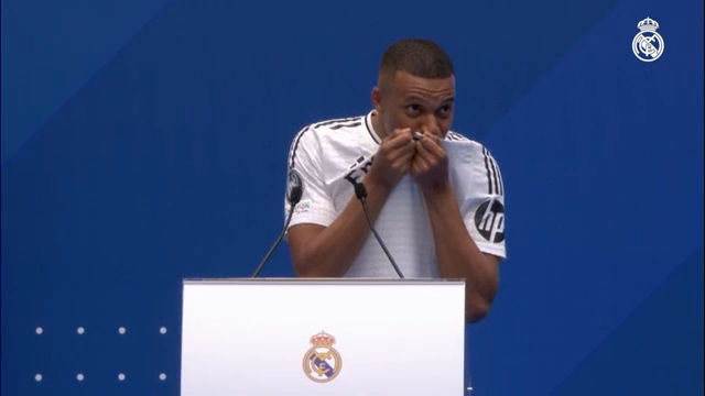 Beso en el escudo y grito a lo Cristiano Ronaldo: Mbappé se gana el cariño de los madridistas Beso en el escudo y grito a lo Cristiano Ronaldo: Mbappé se gana el cariño de los madridistas
