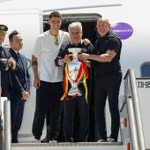 El presidente de la RFEF, Pedro Rocha (c), junto al seleccionador, Luis de la Fuente (d), y el capitán, Álvaro Morata (3d), a su llegada a Madrid con la Eurocopa.