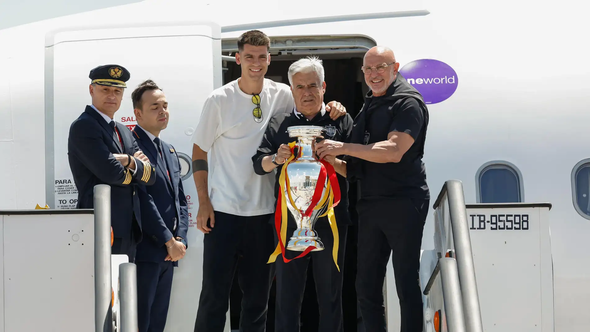 El presidente de la RFEF, Pedro Rocha (c), junto al seleccionador, Luis de la Fuente (d), y el capitán, Álvaro Morata (3d), a su llegada a Madrid con la Eurocopa.