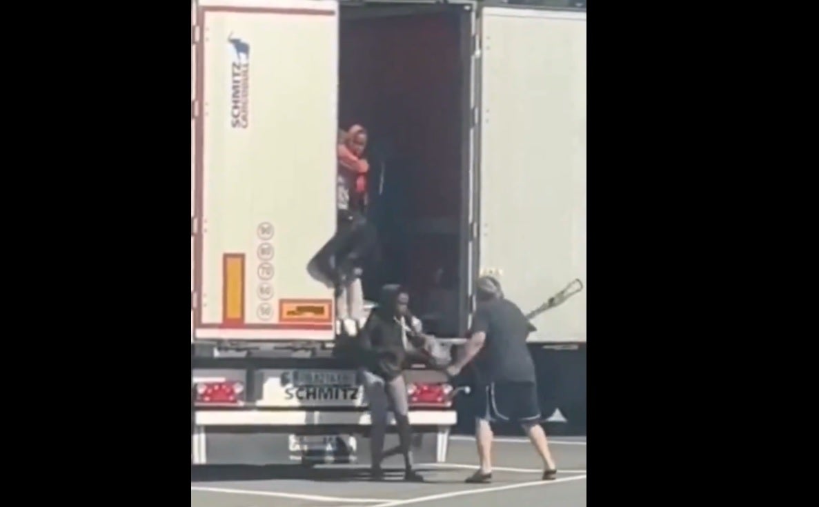 Graban a un camionero que saca a mujeres migrantes a latigazos de su remolque en Italia Graban a un camionero que saca a mujeres migrantes a latigazos de su remolque en Italia