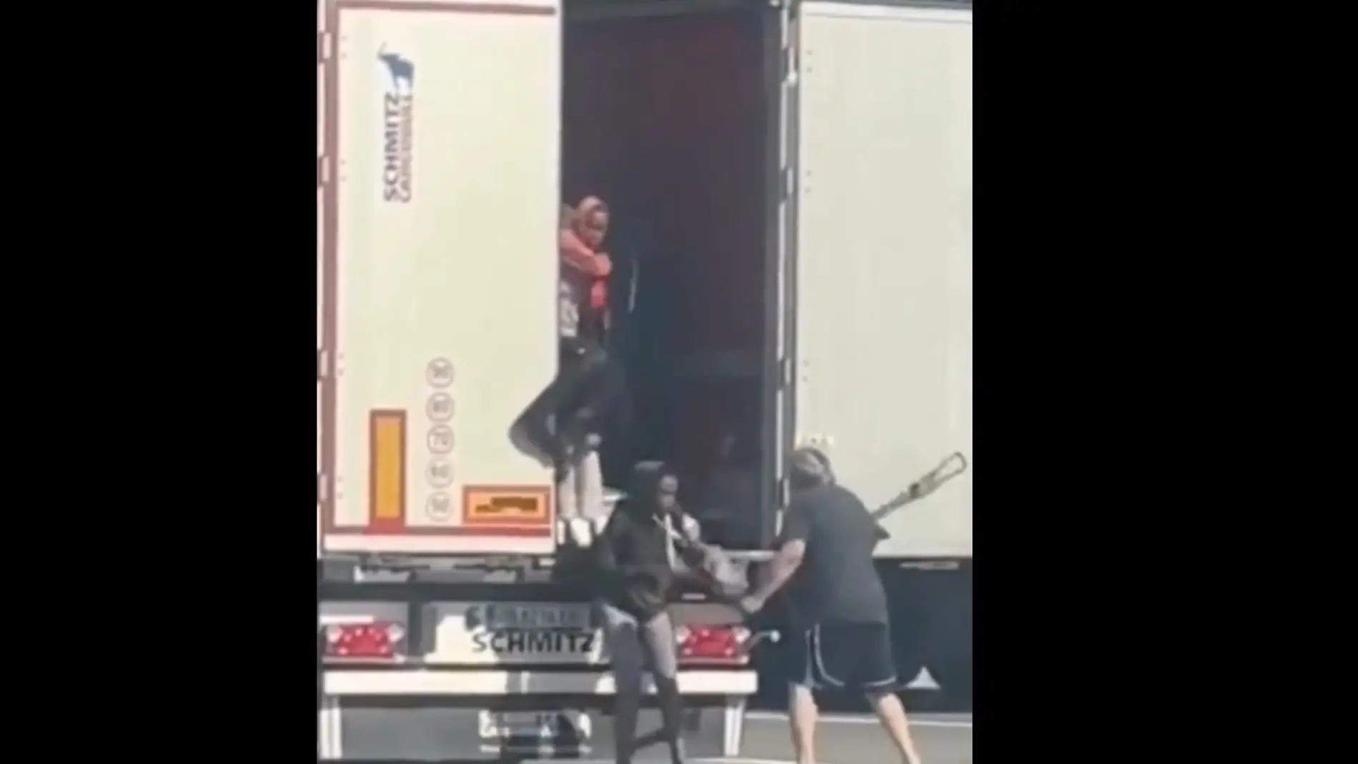 Graban a un camionero que saca a mujeres migrantes a latigazos de su remolque en Italia