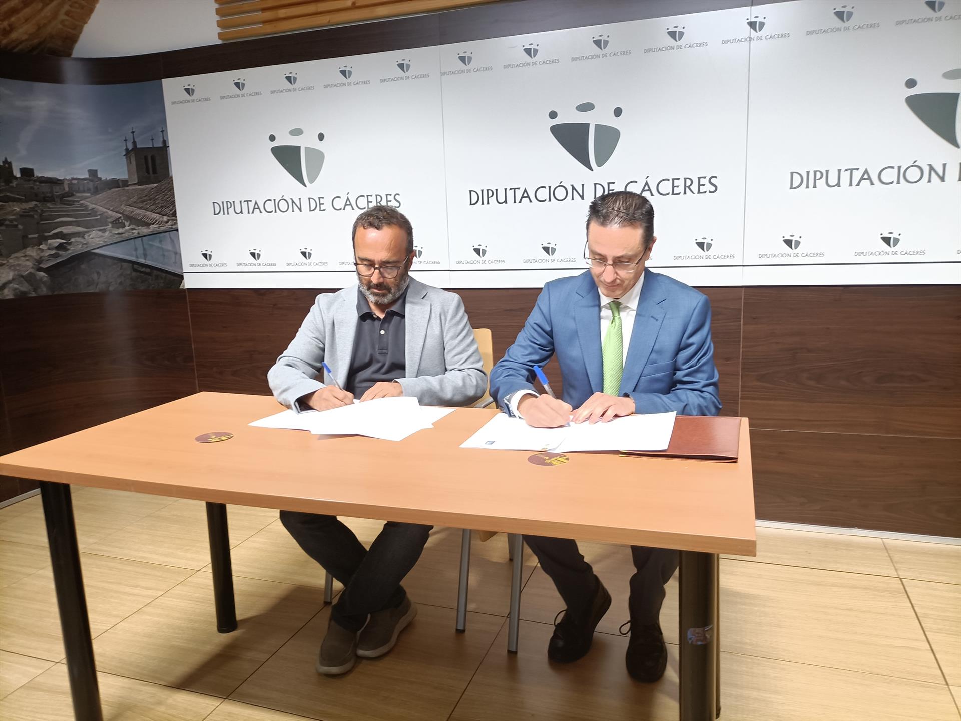 La Diputación de Cáceres y la Central Nuclear de Almaraz firman un convenio para actuaciones de los bomberos La Diputación de Cáceres y la Central Nuclear de Almaraz firman un convenio para actuaciones de los bomberos