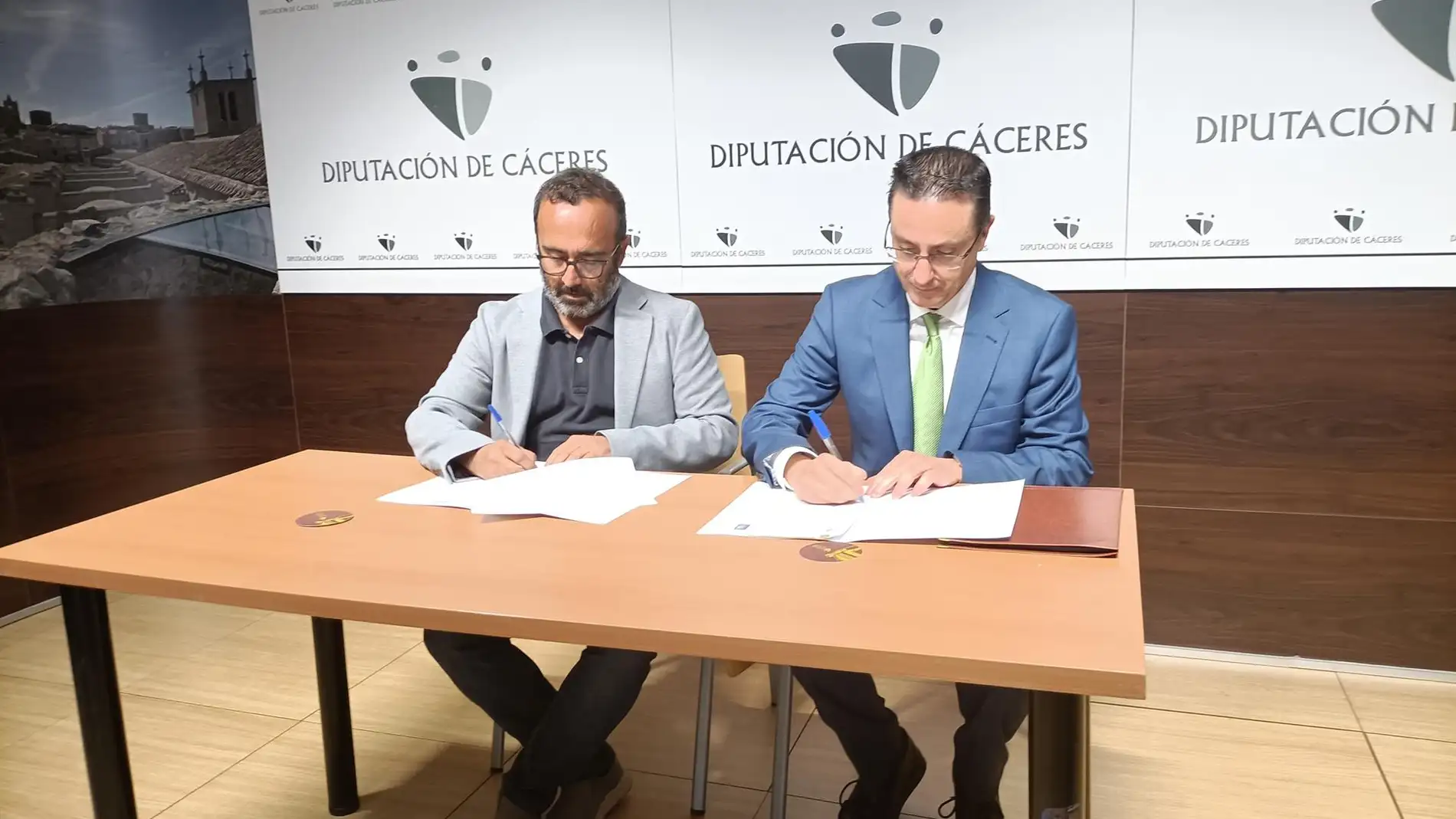 La Diputación de Cáceres y la Central Nuclear de Almaraz firman un convenio para actuaciones de los bomberos