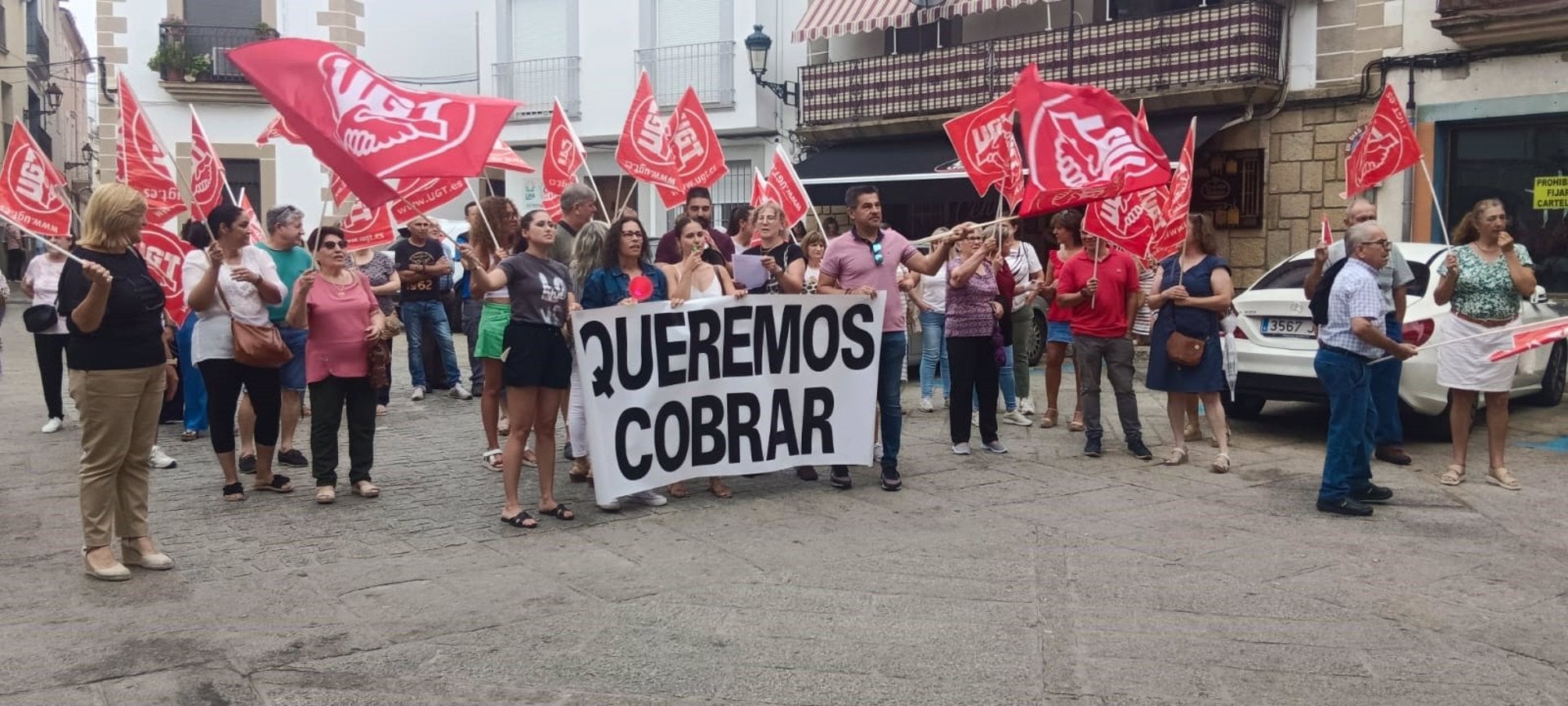 Trabajadoras de la residencia de mayores de Montehermoso se concentran para denunciar que llevan tres meses sin cobrar Trabajadoras de la residencia de mayores de Montehermoso se concentran para denunciar que llevan tres meses sin cobrar