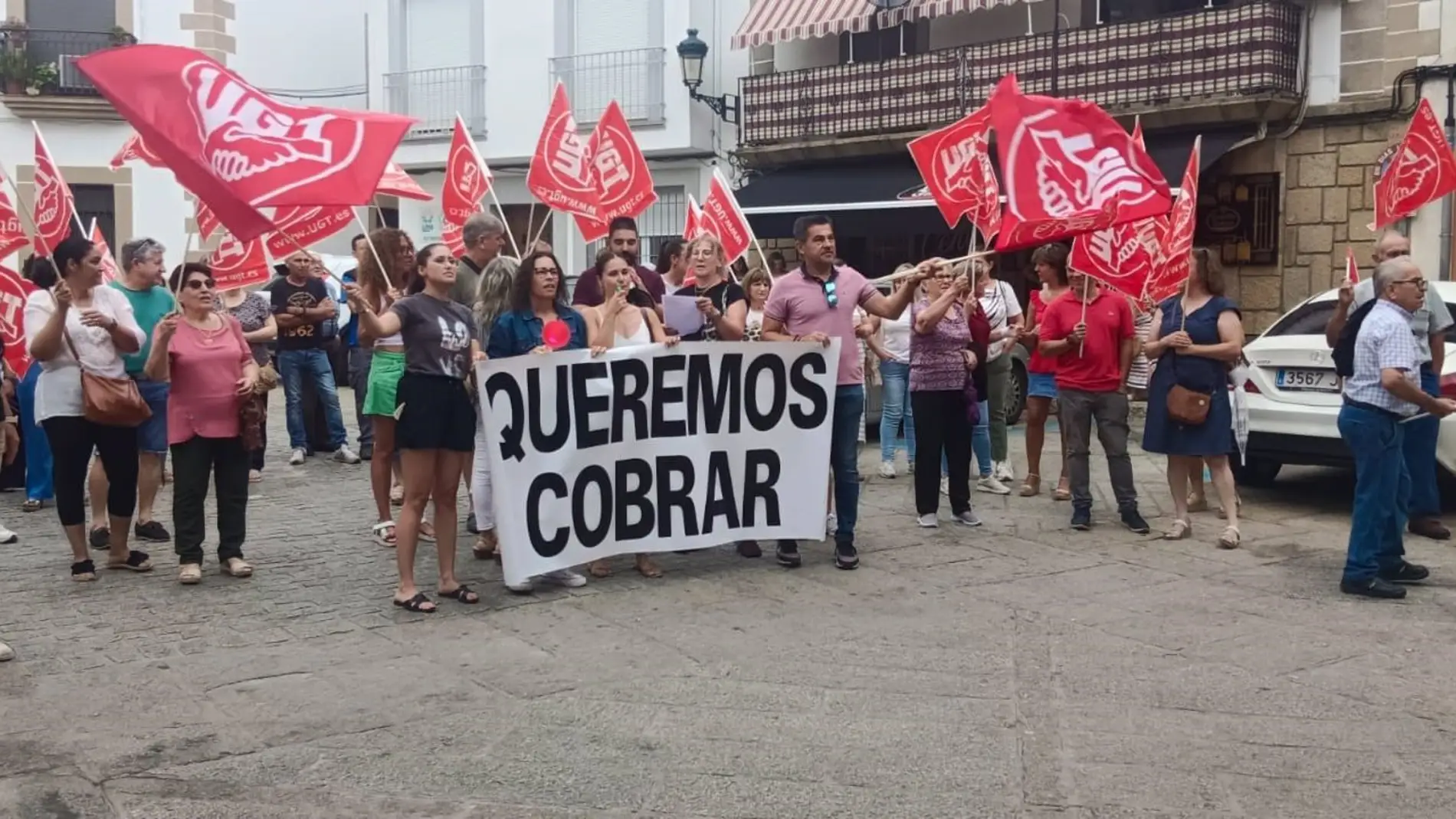Trabajadoras de la residencia de mayores de Montehermoso se concentran para denunciar que llevan tres meses sin cobrar
