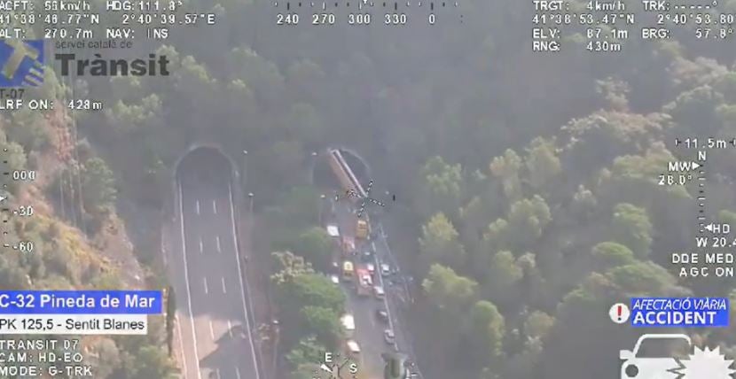 Un autobús con pasajeros sufre un grave accidente a la entrada de un túnel en una autopista de Barcelona Un autobús con pasajeros sufre un grave accidente a la entrada de un túnel en una autopista de Barcelona
