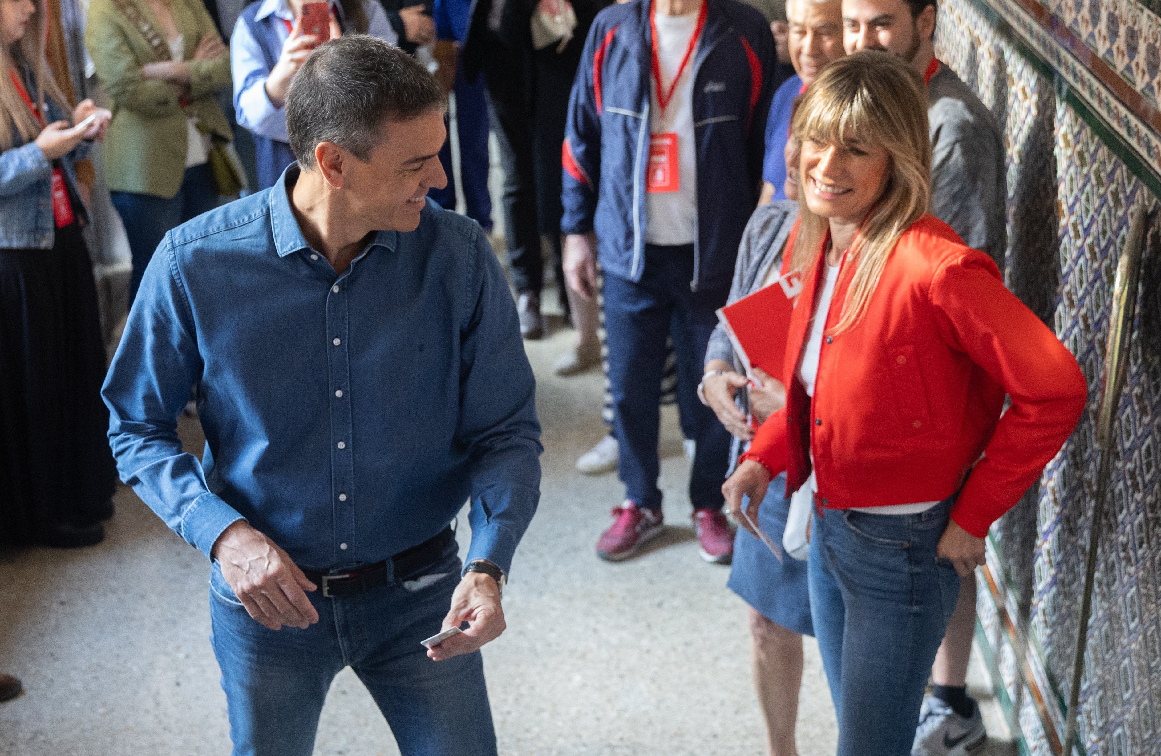 El Gobierno justifica la reunión de Sánchez y su mujer con Barrabés porque era un "pionero" en comercio electrónico El Gobierno justifica la reunión de Sánchez y su mujer con Barrabés porque era un "pionero" en comercio electrónico